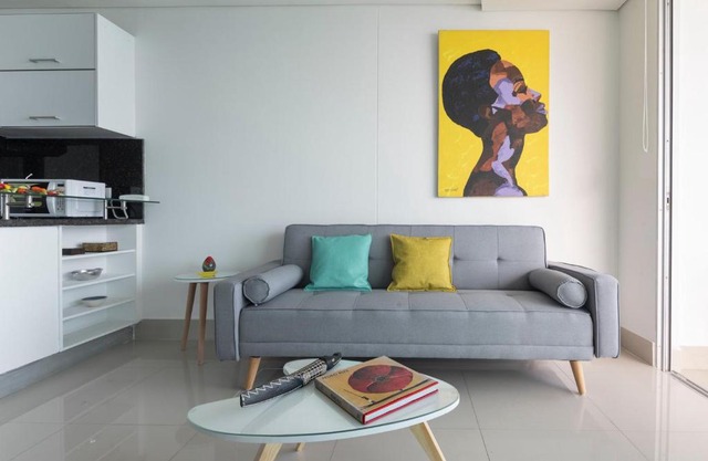 Stunning Highrise Seafront Apartment