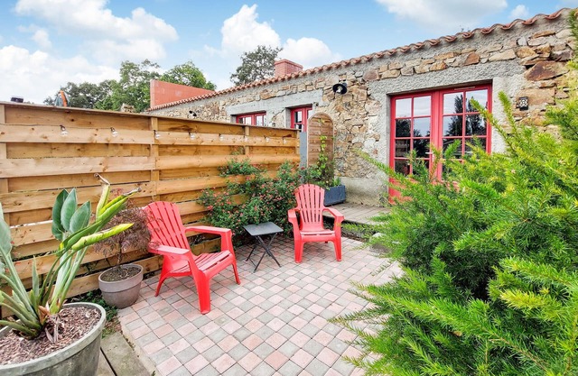 Stunning home in Frossay with WiFi