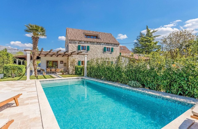 Stunning home in Solin with WiFi