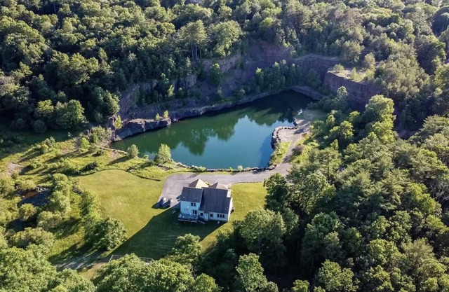 Stunning Home on14acres. Private Lake&beach, 4BR(private baths). Near Mt Pocono