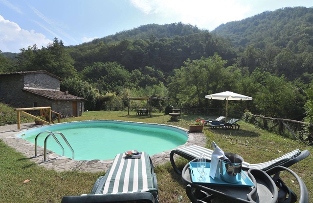Stunning private villa for 4 people with private pool, WIFI, TV, pets allowed and parking