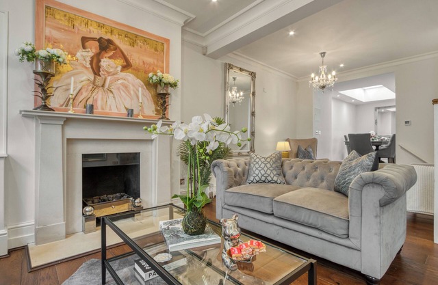 Stunning Knightsbridge Townhouse with Patio