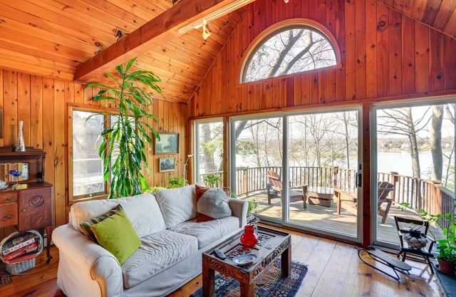 Stunning Lake & Mtn Views: Cozy Catskills Cabin!