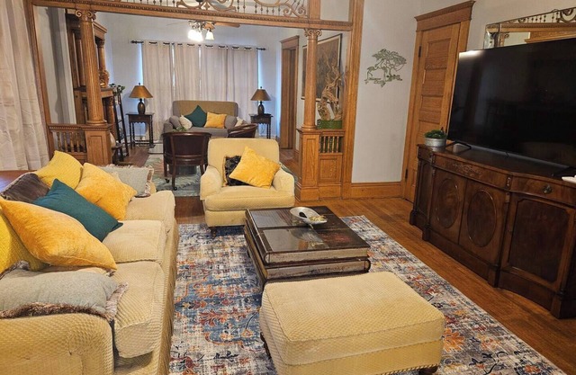 Stunning Large 6 Room Rental 1000sq ft.