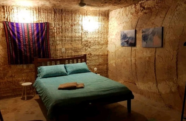 Stunning LIGHT FILLED UNDERGROUND Retreat - Earthworm House - Dugout - spacious!