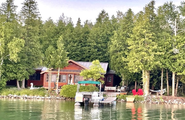 Stunning Log Cabin + Bunkhouse on Grand Lake w/kayaks
