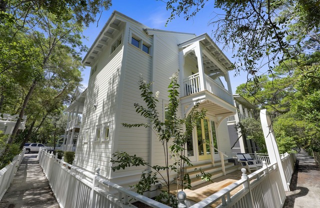 Stunning Luxury Guest Cottage in Seaside! Close to pool + 2 Adult Bikes!
