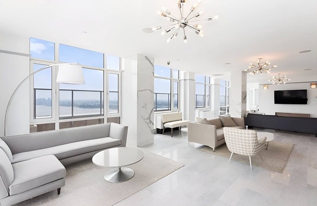 Stunning luxury high-rise with amazing views of the Hudson river mid Manhattan