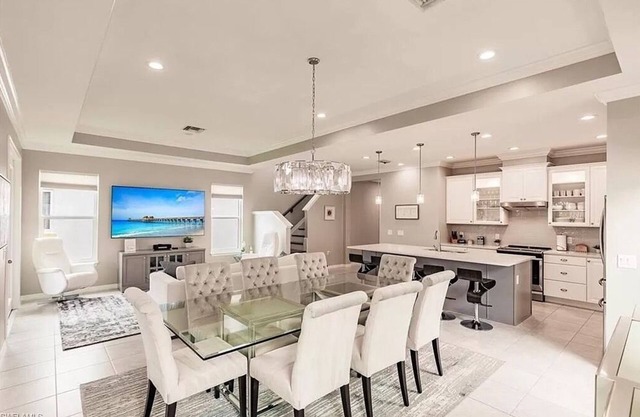 Stunning modern house in gated community, 20 min from Marco Beach and DT Naples!