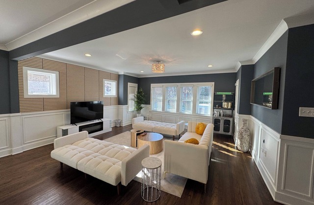 Stunning Modern & Spacious Sleeps 16 in Forest Park