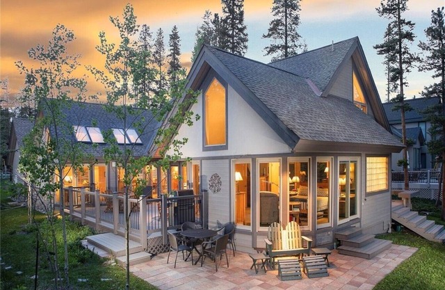 Stunning Mountain Retreat Between Slopes And Town