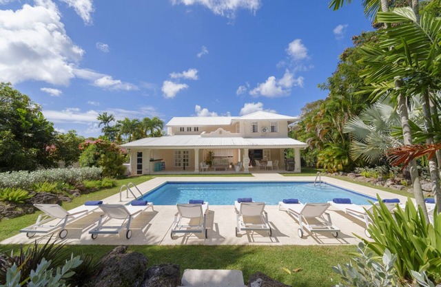 Stunning New 3-bed Villa 2 Mins to Beach - Coral House