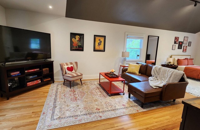 Stunning newly renovated studio apartment close to downtown