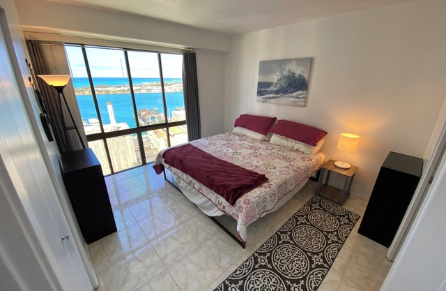 Stunning ocean, mountain, and city views from Downtown Honolulu. Pet friendly!