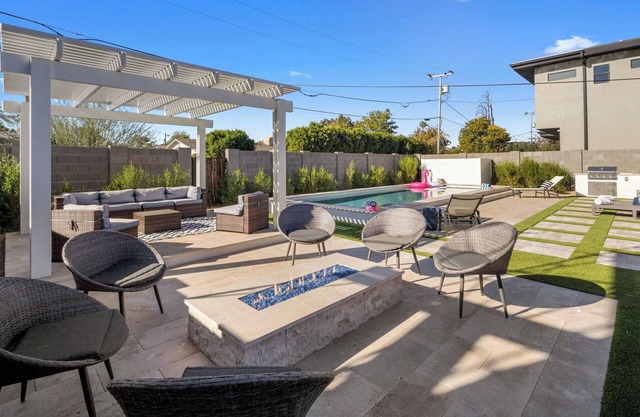 Stunning Old Town Home with Heated Pool- 5 Minute walk to Old Town