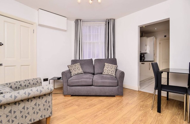 Stunning one bedroom period property in fab location nr tube, shops & bars!