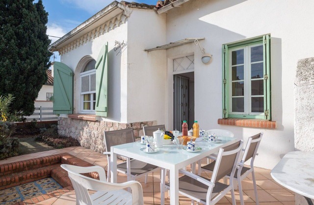 Stunning private villa for 6 people with WIFI, A/C, TV, pets allowed and parking