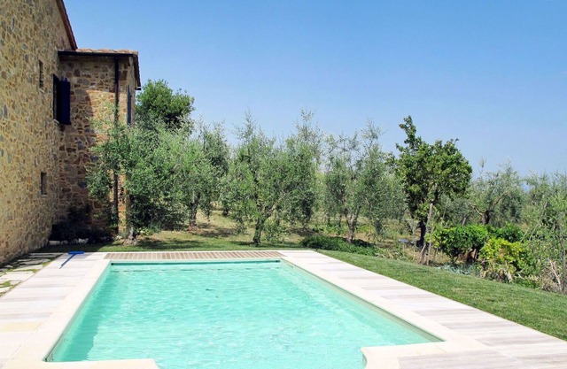 Stunning private villa for 8 people with private pool, WIFI, TV, patio and parking