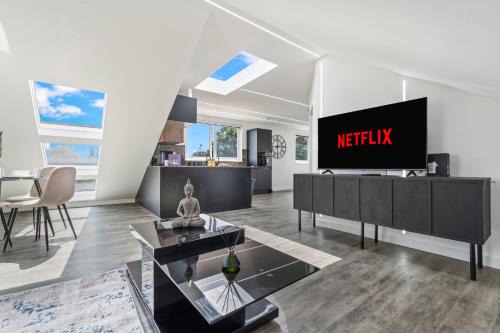 Stunning Penthouse-Style 2-Bed Uxbridge