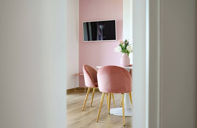 Stunning Pink Diamond Lake View Terrace Kitchen TV Wifi