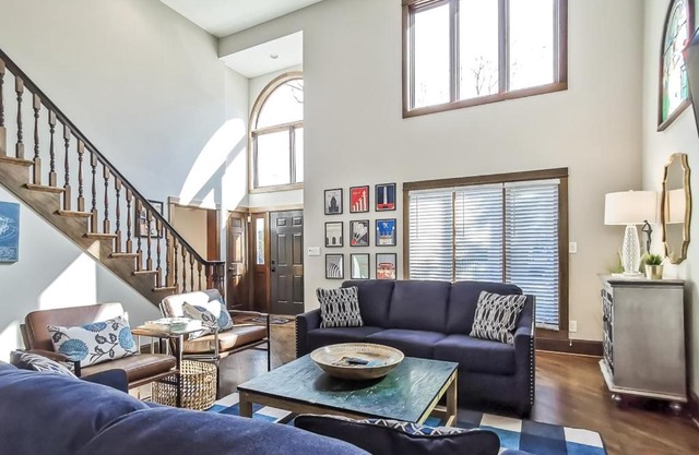 Stunning Plaza Home-Location Unbeatable-New Remodel
