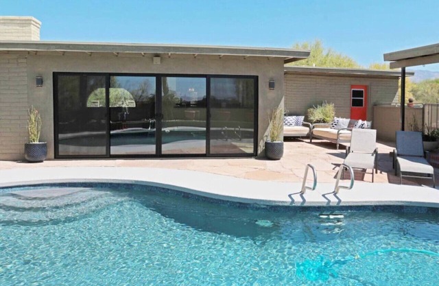 Stunning Pool /Sleeps 8/3BR 2BA/Big Views