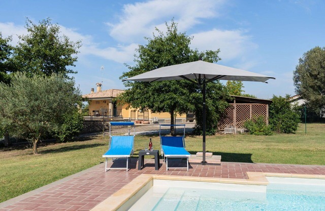Stunning private villa with WIFI, private pool, A/C, TV, patio, pets allowed and parking