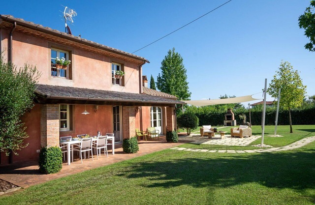 Stunning private villa for 4 guests with A/C, private pool, WIFI, TV and veranda, close to Lucca