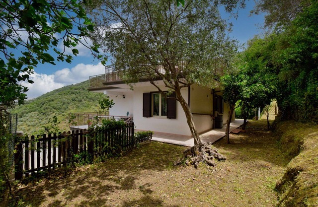 Stunning private villa for 6 guests with A/C, WIFI, hot tub, TV, terrace, pets allowed and parking