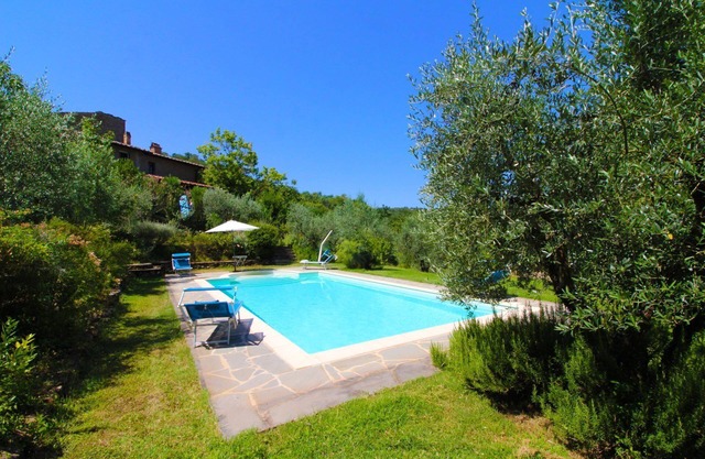 Stunning private villa for 4 guests with WIFI, A/C, private pool and TV, close to Arezzo