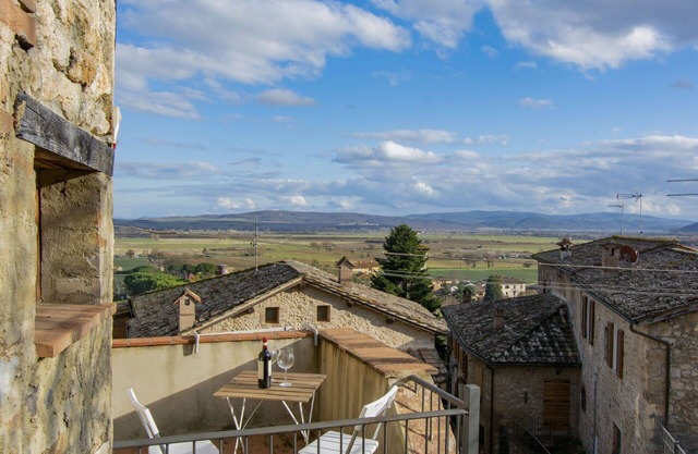 Stunning private villa for 6 guests with WIFI, TV, terrace, pets allowed, panoramic view and par.
