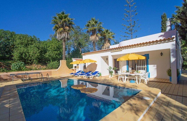 Stunning private villa for 4 guests with WIFI, A/C, private pool, TV, patio and parking