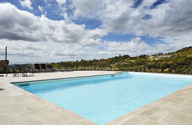 Stunning private villa for 18 people with WIFI, private pool, TV and pets allowed, close to Arezzo