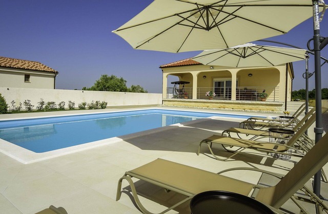 Stunning private villa for 6 people with WIFI, A/C, private pool, TV, terrace and parking