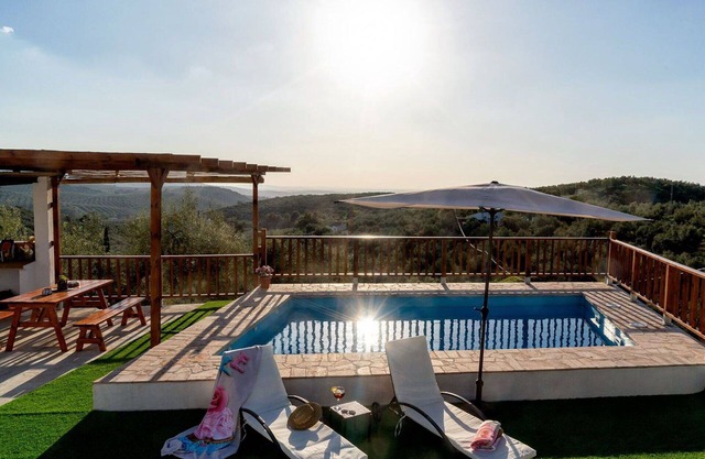 Stunning private villa for 4 guests with WIFI, private pool, A/C, TV, terrace and pets allowed