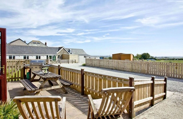 Stunning private villa for 8 people with hot tub, WIFI, TV, patio and pets allowed