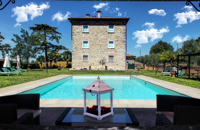 Stunning private villa with private pool, A/C, WIFI, TV, veranda, pets allowed and parking