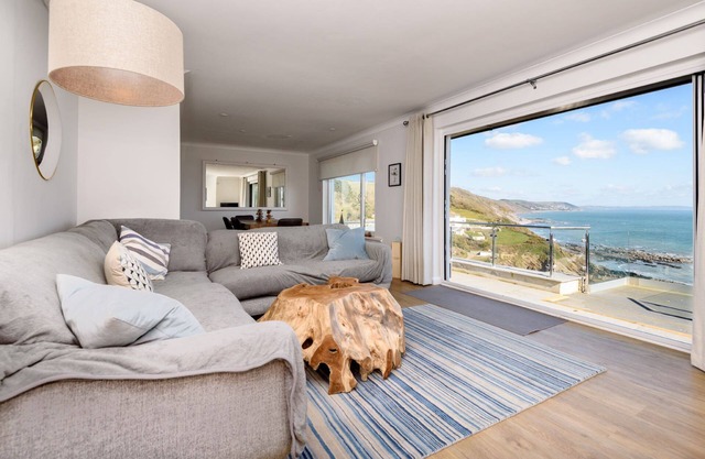 Stunning property for 6 with spectacular coastal views