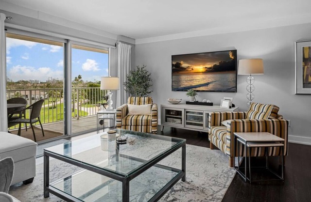 Stunning, resort like, Longboat Key, 2-bedroom condo on Gulf beach, near stores!