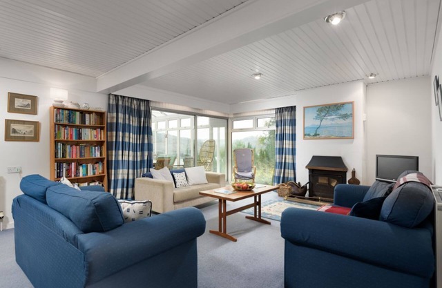 Stunning River Views, Tranquil Split-Level House, Private Garden & Parking