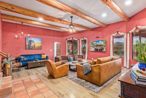 Stunning Secluded Ranch, Sleeps 8, Pool and Jacuzzi