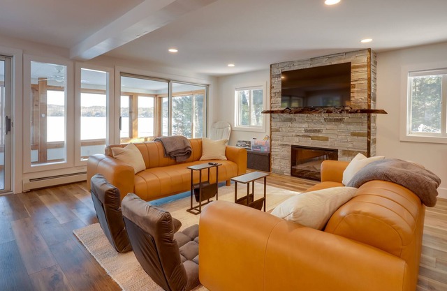 Stunning Sunapee Lake Getaway w/Hot Tub!
