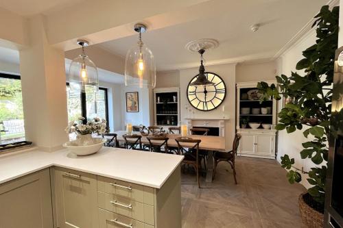 Stunning Town House in City Centre- Free Parking!