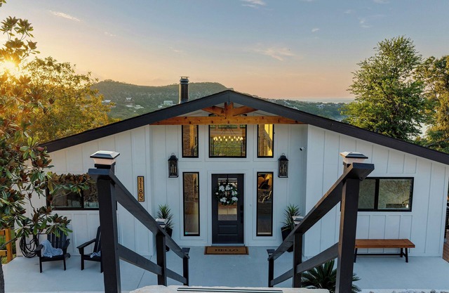 Stunning view - Open Boat Ramp- Fully Renovated 5-bedroom Home in Canyon Lake