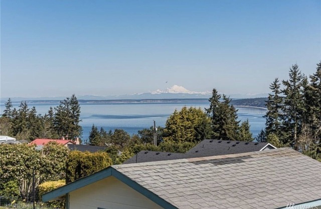 Stunning views, beach and hiking access, spacious