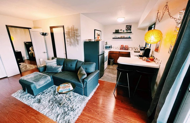 Stunning Views~ Beulaire, a MCM Hillside Retreat Suite. Beautiful Views~
