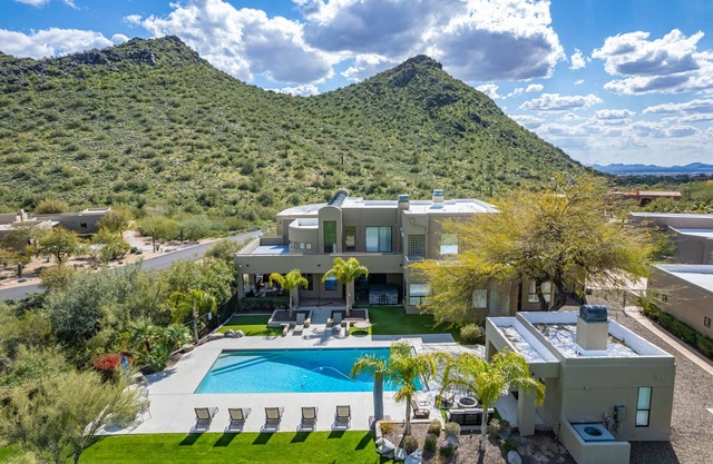 Stunning Views, Large Pool & Indoor Basketball