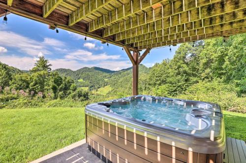 Stunning Views Mountaintop Cabin in Burnsville!