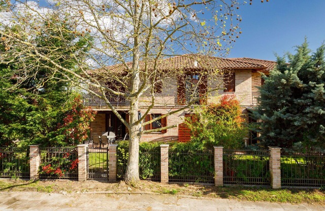 Stunning villa for 9 guests with WIFI, A/C, TV, terrace and pets allowed