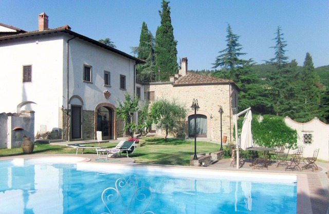 Stunning villa for 2 people with pool, TV, patio and parking